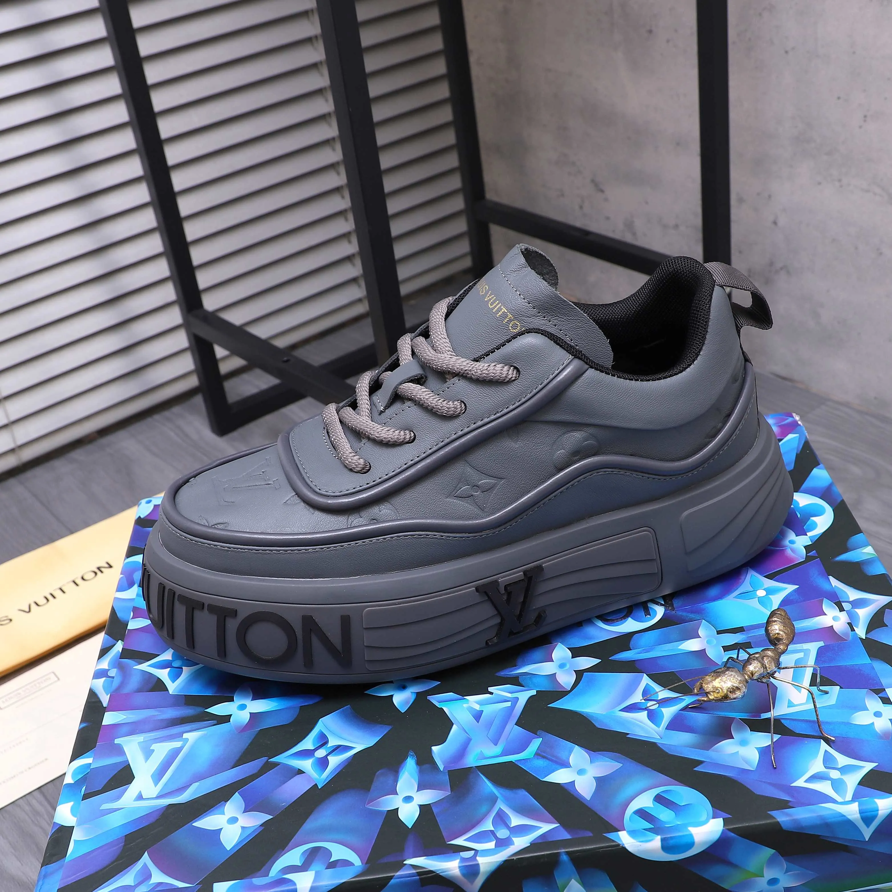 Men's shoes 💰560 Product trademark: LV [Louis Vuitton] casual shoes, regular size. Size: 38-46 (38.45.46 is custom-made and non-returnable) Product materials: Selected high-quality cowhide stitching embossed cowhide upper, cowhide insole, mesh lining, original outsole